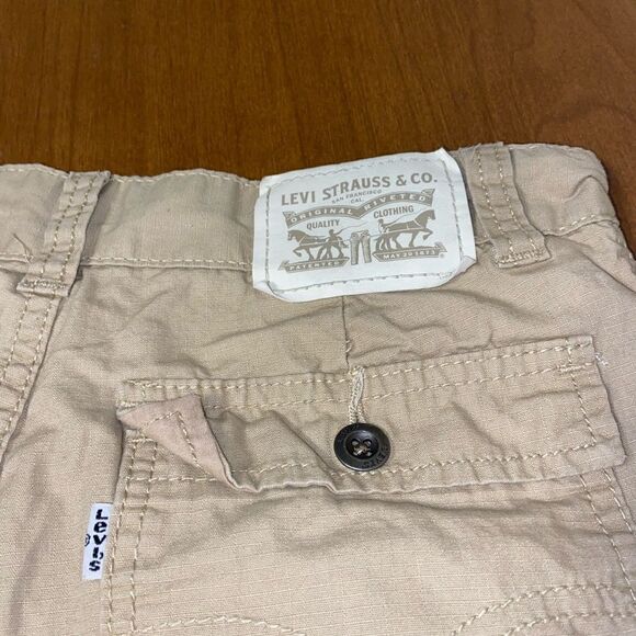 Levis cargo khaki shorts  - Picture 4 of 6